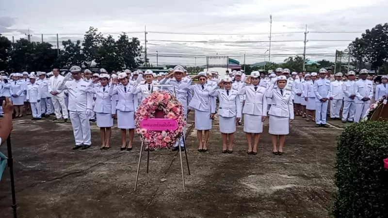 เข้าร่วมพิธีทำบุญตักบาตรถวายพระราชกุศลและพิธีวางพวงมาลา ที่ว่าการอำเภอสามร้อยยอด